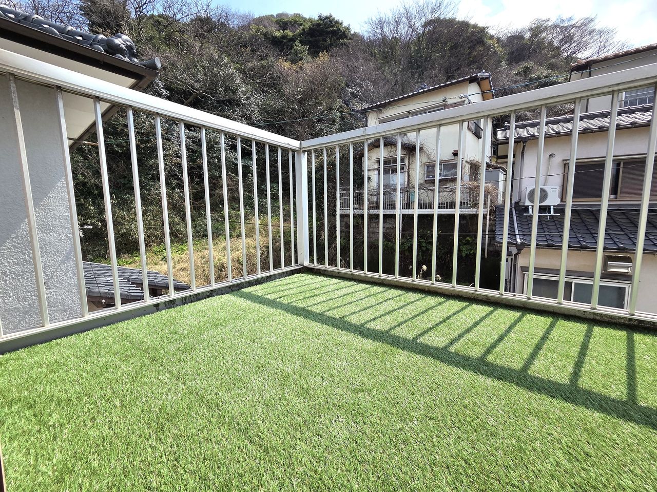バルコニーには人工芝を敷きました♪ バルコニーには人工芝を敷きました(^^)/