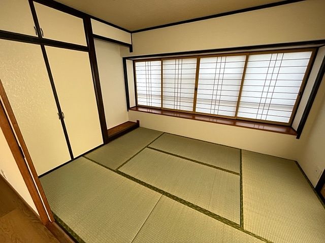 和室には床の間と出窓があります。