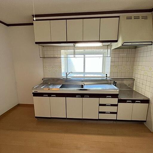 キッチン 窓があるので、明るい中で調理できます。