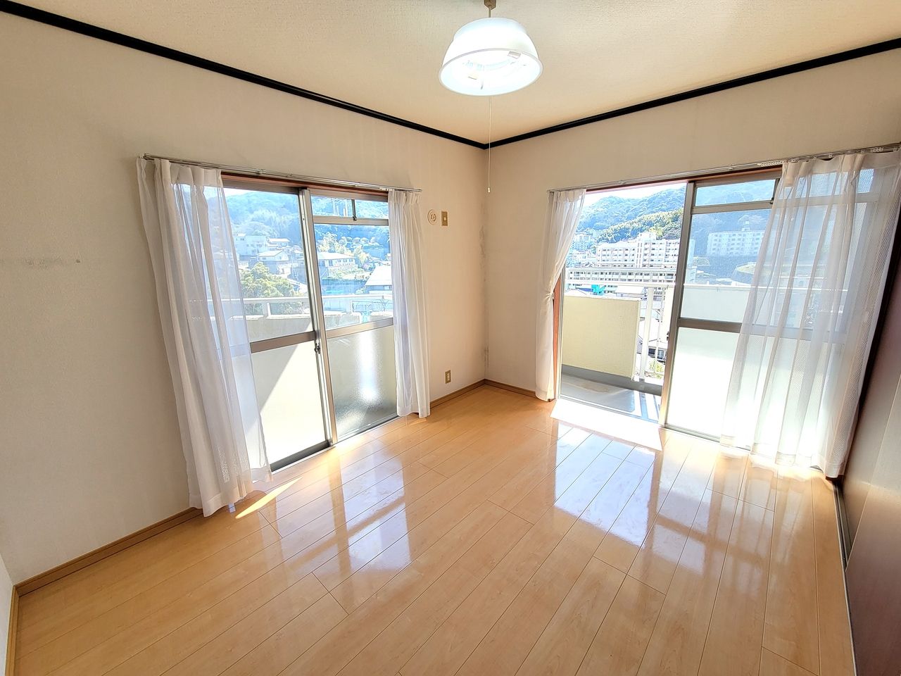 洋室 明るい室内です。人気の角部屋。