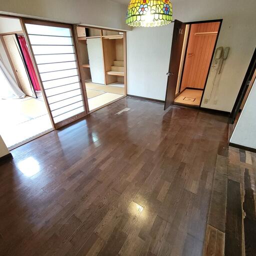ダイニング 家具や家電が配置しやすいです。