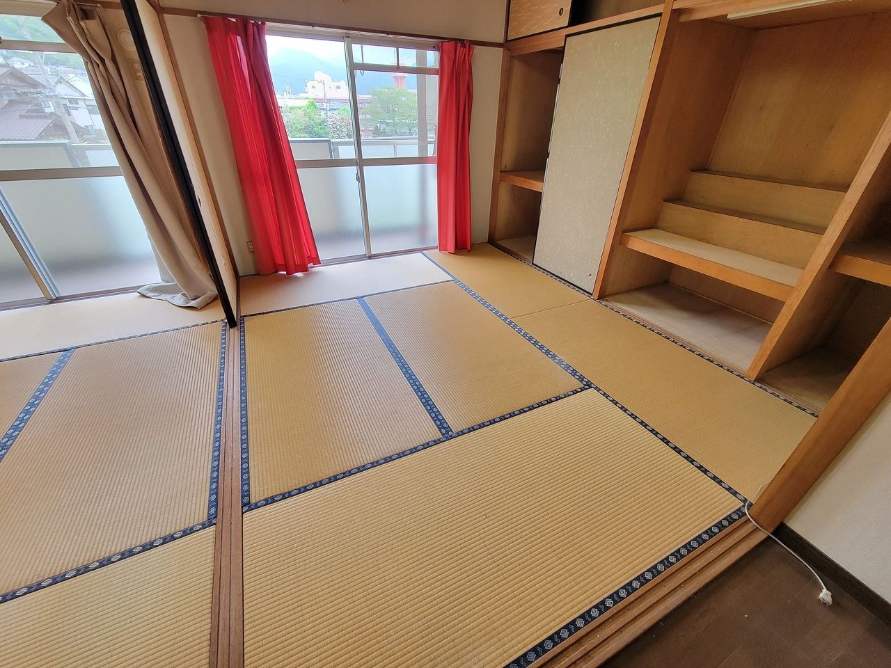 和室 6帖の和室は日当たりもよく気持ちよく過ごせます。