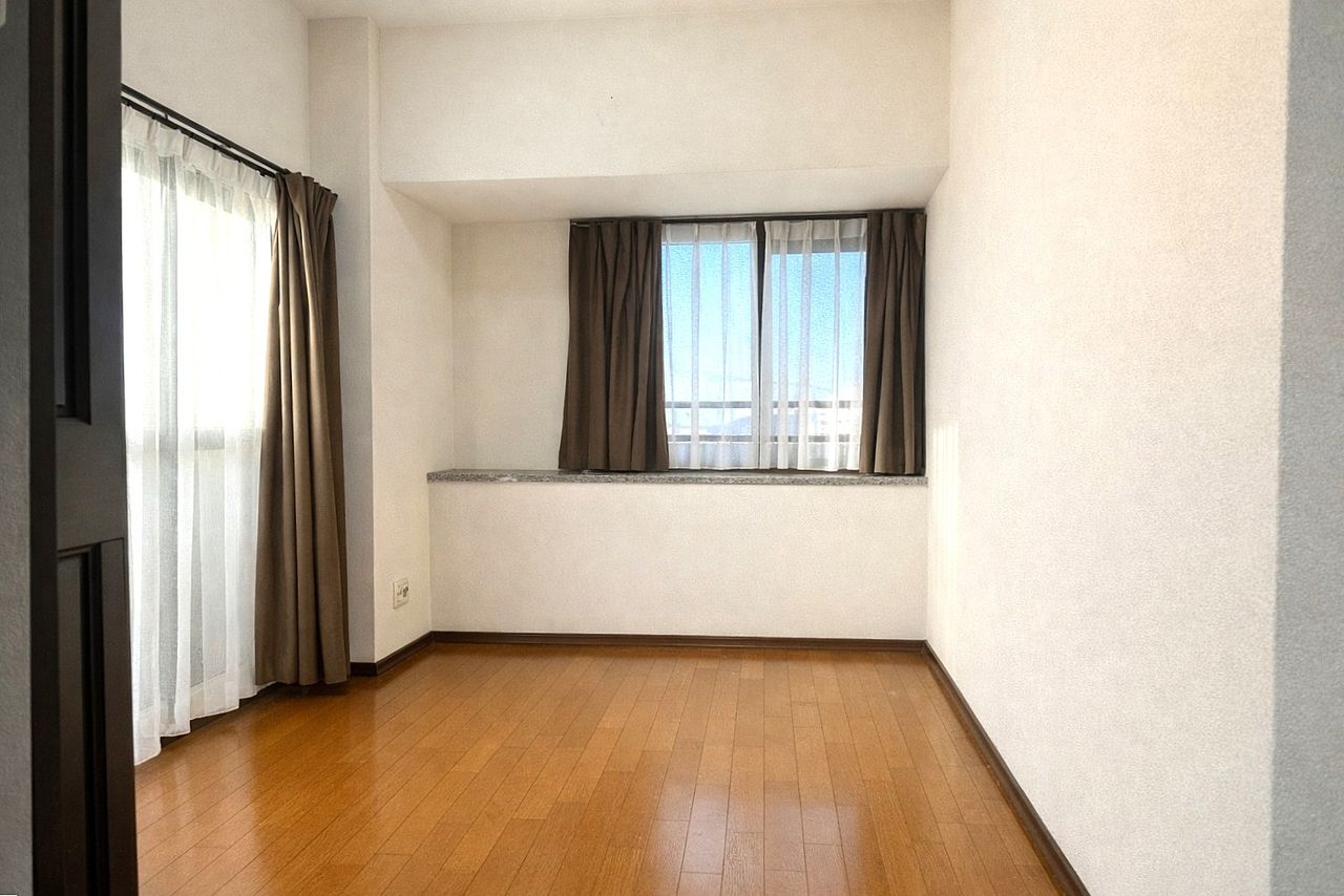 洋室 各部屋窓があり、室内が明るいです。※家具消ししています。