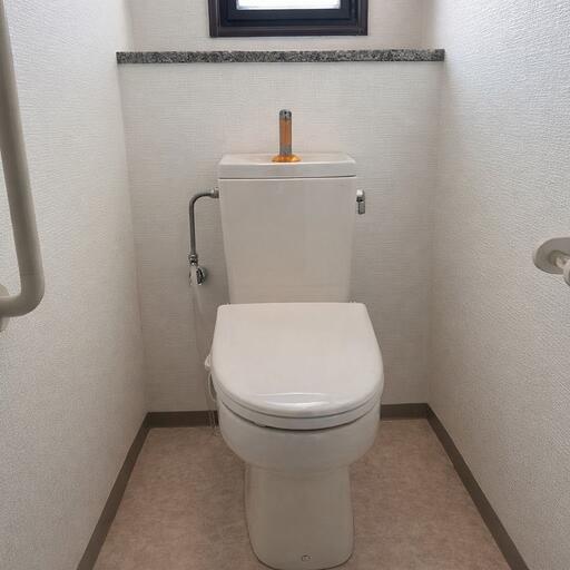 トイレ トイレはウォシュレット付き。窓もあります。※家具消し済。