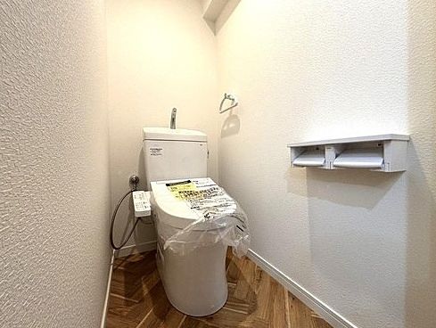 トイレ ウォシュレット付きです。