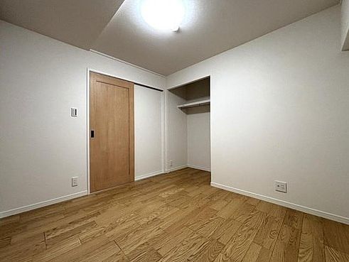 洋室 各部屋に収納があります。