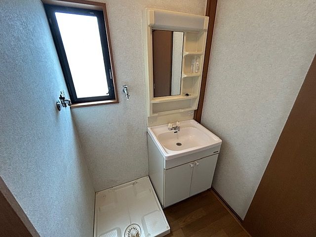 洗面所 水廻りに窓があります。