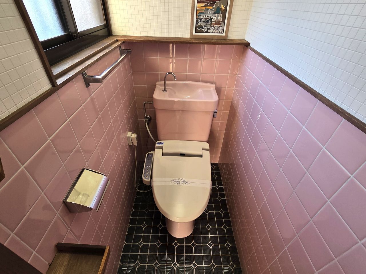 トイレ 窓があるのでしっかりと換気できます。