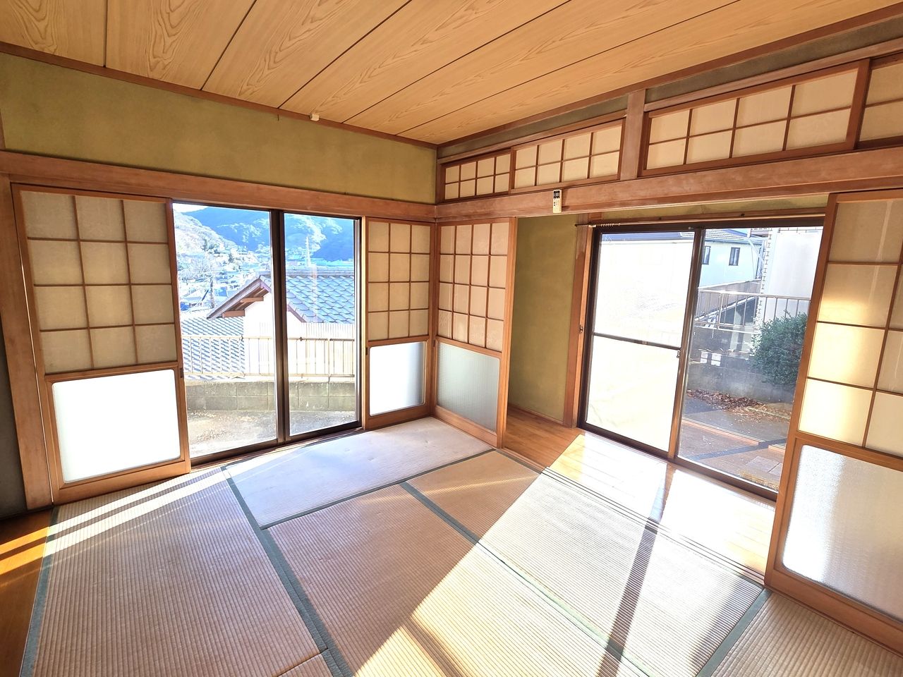 和室 1階6帖の和室です。窓が多く室内が明るいです。
