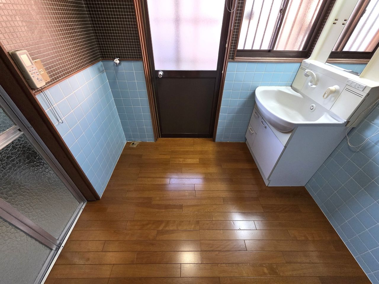 洗面所 シャワー付きなので使いやすいです。