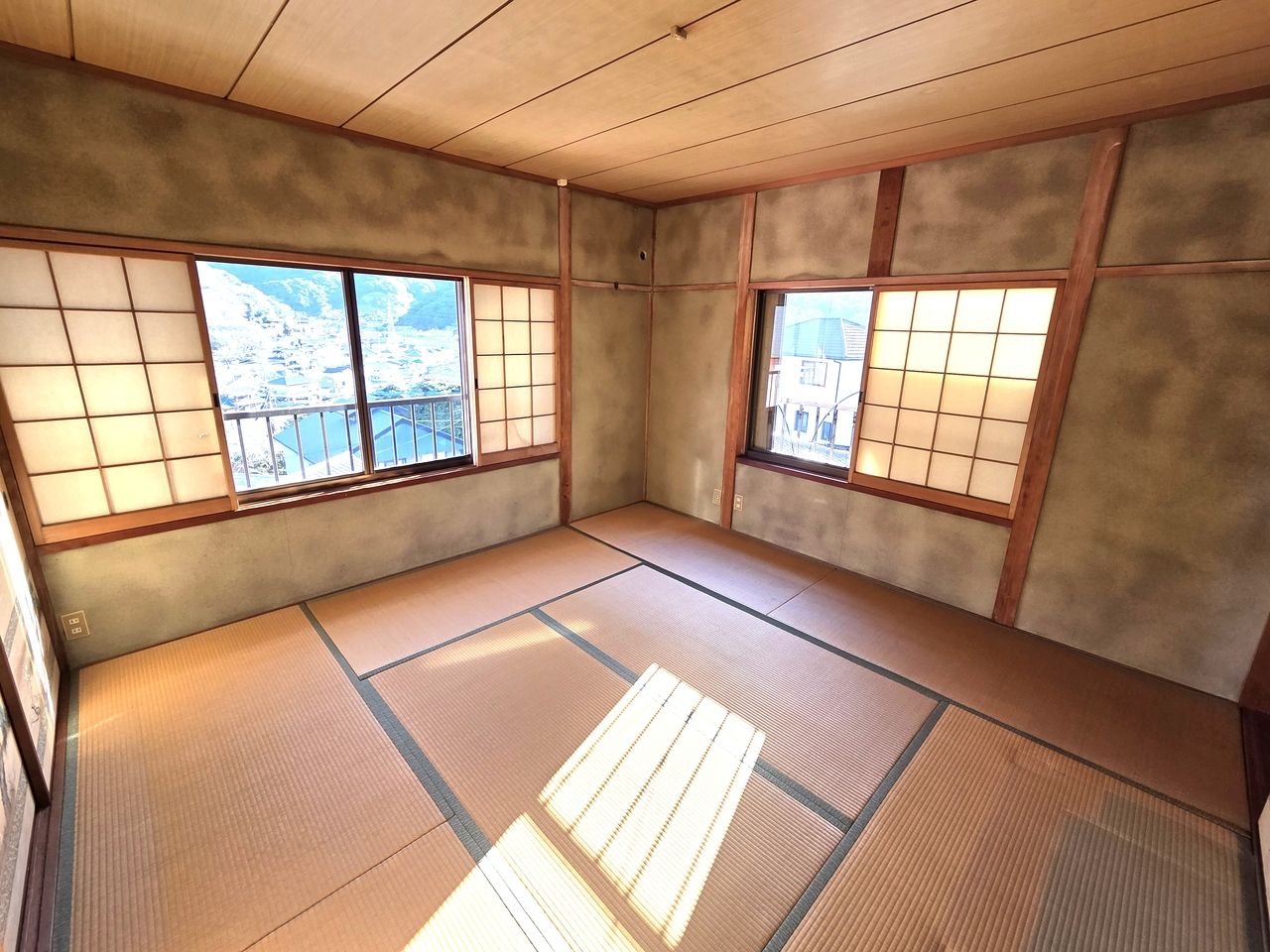 和室 2階の8帖の和室です。癒されますね。