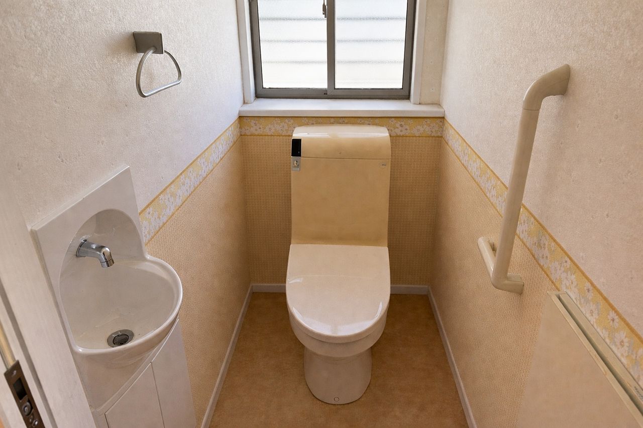 トイレ 2階にもトイレがあります。※家具消し加工しています。