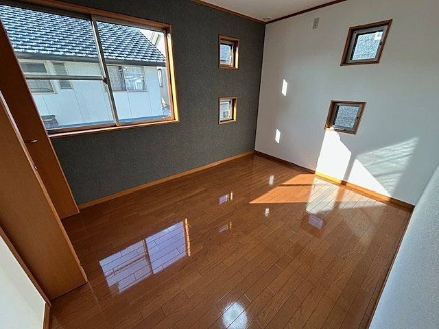 洋室 窓が多く室内が明るいです。