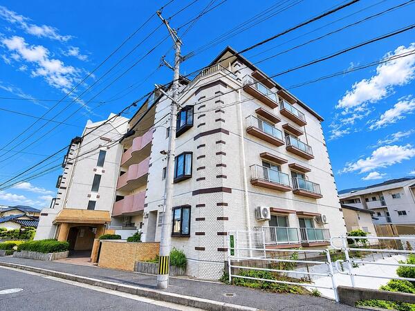 外観 スーパー、コンビニ、郵便局等徒歩圏内の好立地。