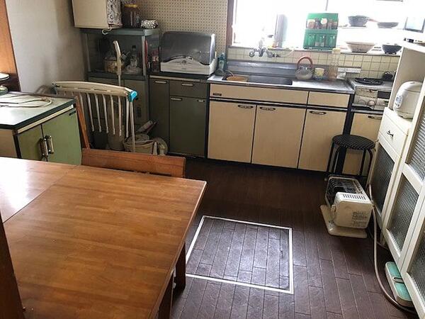 キッチン キッチン前に出窓があり明るいです。