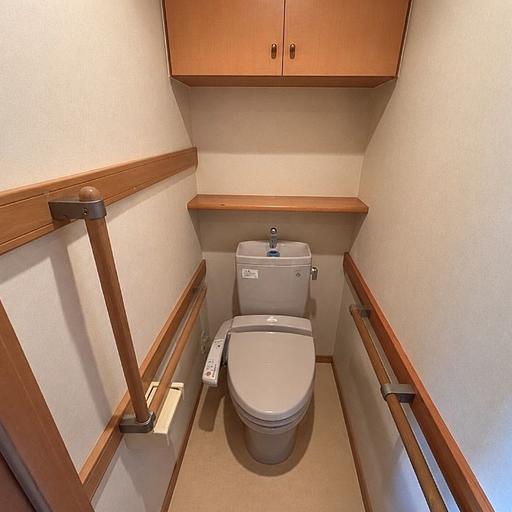 トイレ ウォシュレット付き。上部には便利な棚もあります。※家具消ししています。