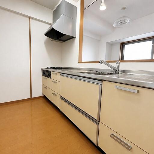 キッチン 人気の対面式キッチンです。収納も豊富です。※家具消ししています。
