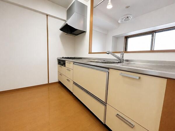 キッチン 人気の対面式キッチンです。収納も豊富です。※家具消ししています。